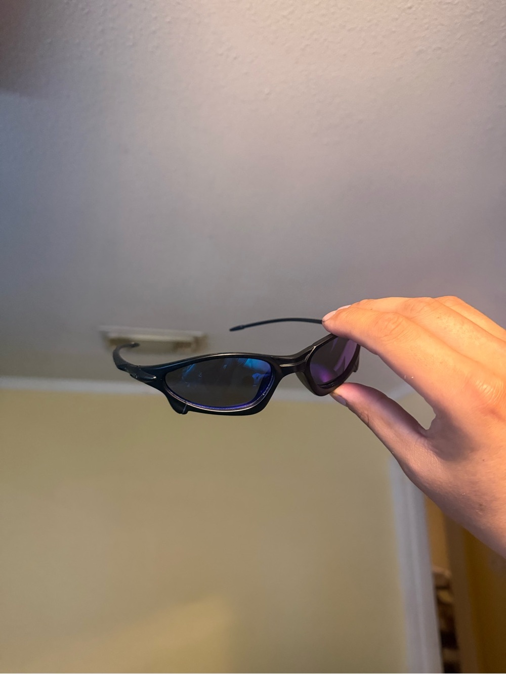 Black Sport Sunglasses with Blue‑Purple Lenses Oakley Oakleys